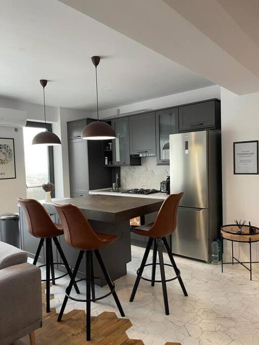Modern 2-Bedroom Apartment In New Residence Craiova Eksteriør bilde