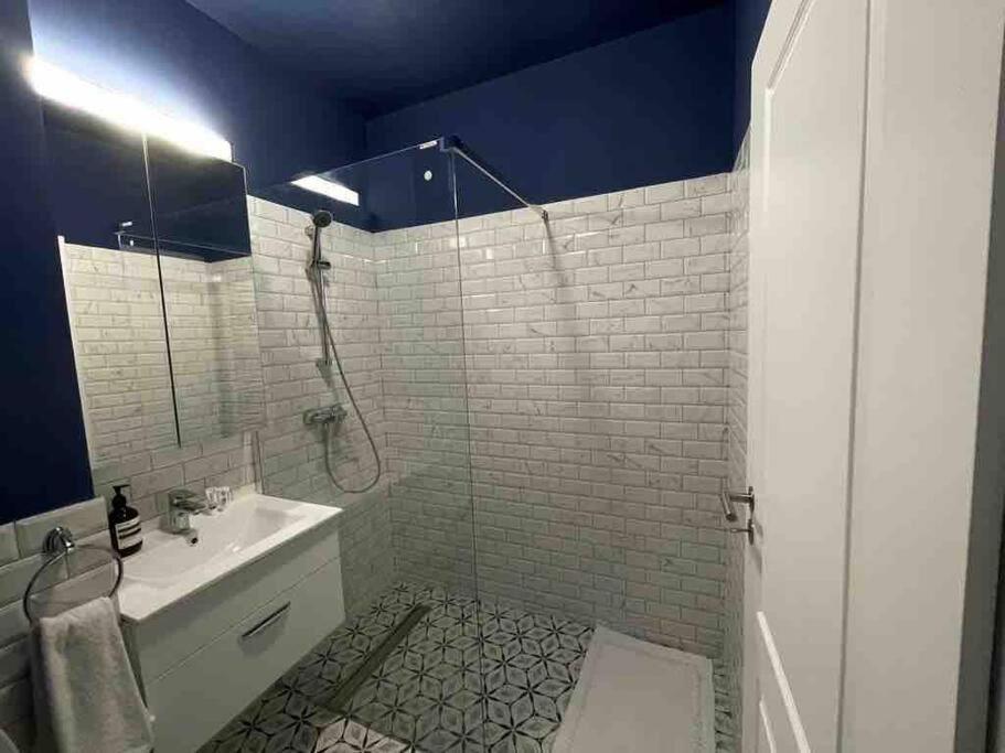 Modern 2-Bedroom Apartment In New Residence Craiova Eksteriør bilde