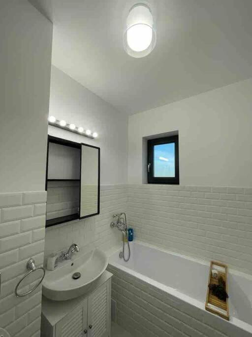 Modern 2-Bedroom Apartment In New Residence Craiova Eksteriør bilde