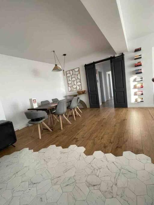 Modern 2-Bedroom Apartment In New Residence Craiova Eksteriør bilde